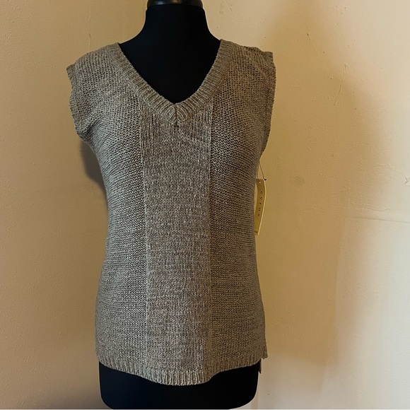 Cyrus sweater vest. - Picture 2 of 8